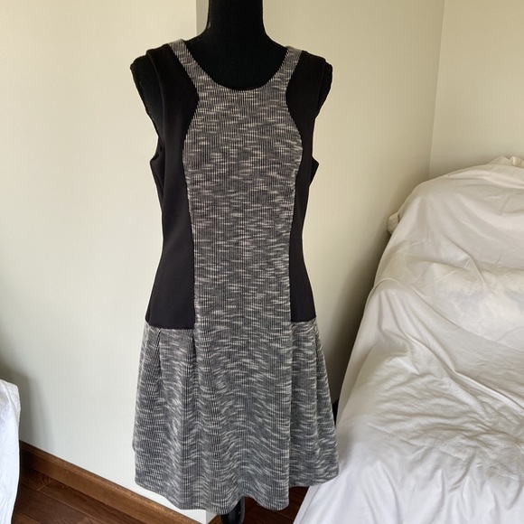 Guess sleeveless fit and flare black and white dress Size: 10 - Picture 5 of 14